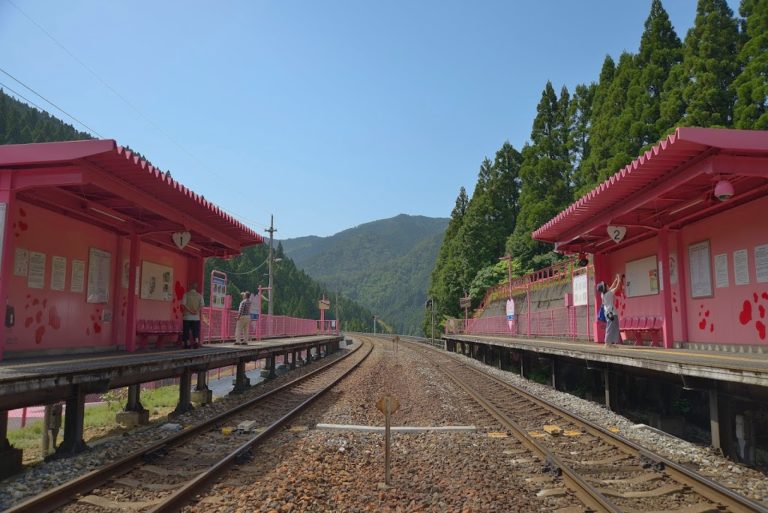 恋山形駅 恋愛にフォーカスしたピンクの駅舎 散策同好会 旅の軌跡と備忘録