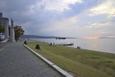 岸公園（島根県松江市） ～宍道湖に沈む夕日や野外アートを観賞できる景観スポット～