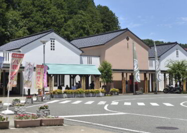 道の駅ようか 但馬蔵（兵庫県養父市） ～蔵をイメージした建物が連なる外観が特徴の道の駅～