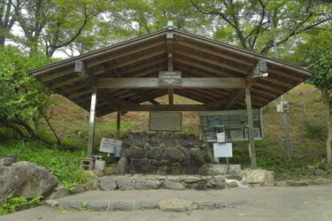 ふれあいの水（兵庫県宍粟市一宮町） ～「健康の水」として親しまれ、春には桜が咲き乱れる水くみ場～