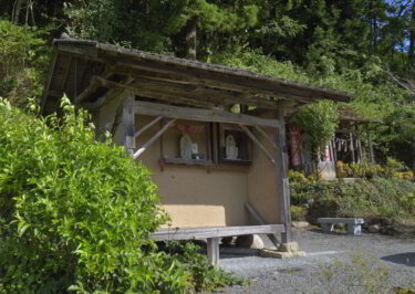 塩川の泉（岡山県真庭市） ～菩薩がお祀りされるお堂の隣に湧く名泉～